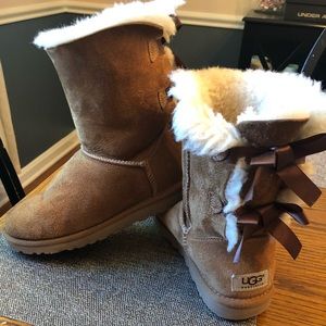 UGG Bailey Bow 💝 BOOTS 👢, Size 6 !!!